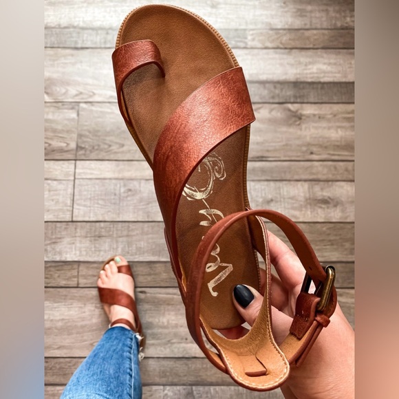 NIB Brand New In Box Very G Steffy Vegan Leather Strappy Flats Sandals - Picture 6 of 10